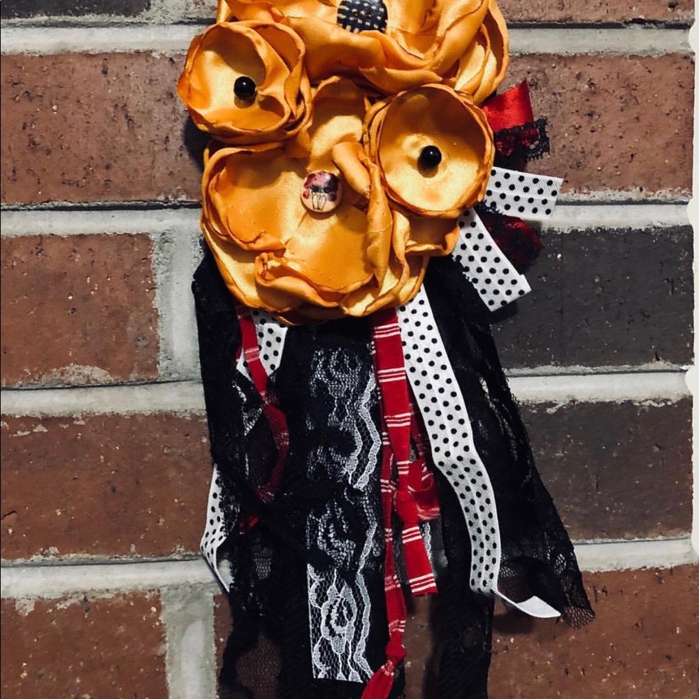 🌹SOLD🌹Mustard flower pin - Picture 2 of 2